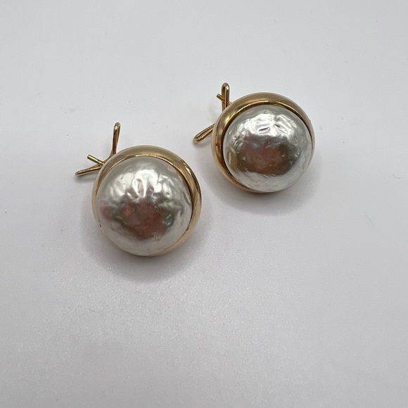 Vintage Judith McCann Wingback Gold Tone Pearl Earrings - Picture 2 of 4